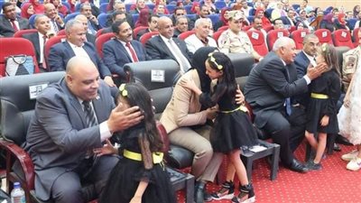 وكيل التعليم بالوادي الجديد يرسم البسمة على شفاة الاطفال وإقبال للأنشطة الصيفية