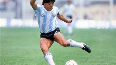 أساطير داخل المستطيل الأخضر ارتدوا القميص رقم 10 بالثمانينيات من القرن الماضي(مارادونا الطفل الذهبي) 