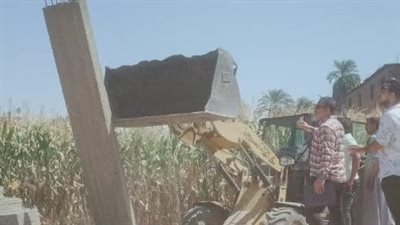 مدينة الفتح بأسيوط تنفذ حملة لإزالة التعديات على الأراضي الزراعية وأملاك الدولة 