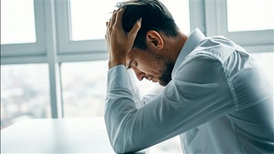 طبيب ينصح بتجنب الكافيين والسكر أثناء التوتر 