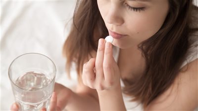 تأثير تناول المضادات الحيوية على الأمعاء.. استشاري جراحة قولون يحذر من كارثة