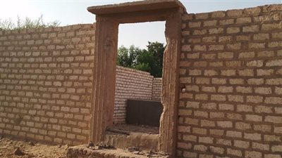 القبض على 3 أشخاص لقيامهم بسرقة أبواب مقابر أسيوط