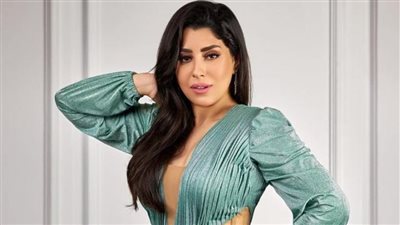 على ظهر الحصان.. أيتن عامر تستعرض جمالها بمدينة العلمين