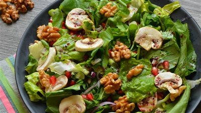 تقيك من الأمراض| طريقة تحضير سلطة الخضار بالمشروم ودبس الرمان