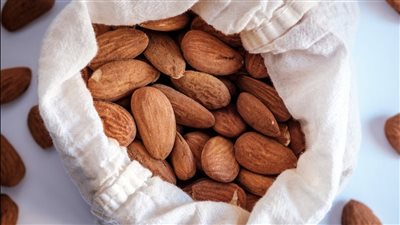 هذا ما يحدث في الجسم عند تناول اللوز كل يوم