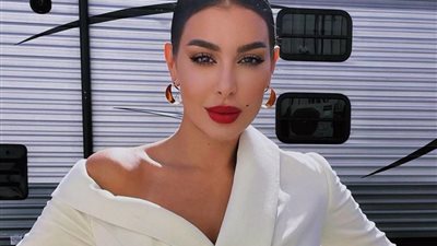 ياسمين صبري تستعرض أنوثتها بفستان جريء وسط الطبيعة