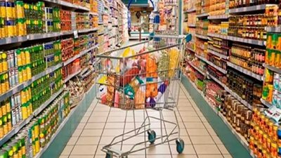 تراجع أسعار سلع أساسية.. وخبير يكشف عن أسباب ارتفاع بعض الخضراوات