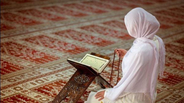 حكم الصلاة للمرأة بالنقاب.. الإفتاء توضح