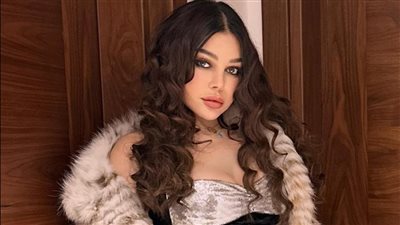 هيفاء وهبي .. أنوثة ساحرة بصيحة الزيبرا على حمام السباحة