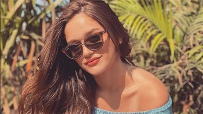 نور إيهاب تخطف الأنظار بفستان جريء على الشاطيء رفقة خطيبها نور