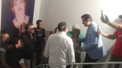 وليد توفيق يصل نقابة الموسيقيين لتكريمه ومصطفى كامل يستقبله 