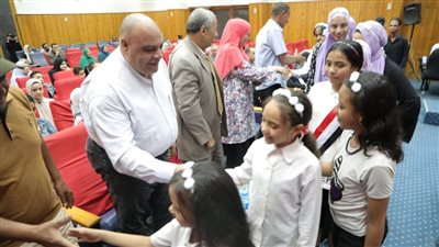 تعليم الوادى الجديد يكرم 34 طالبًا وطالبة فائزين بالأوليمبياد الدولى