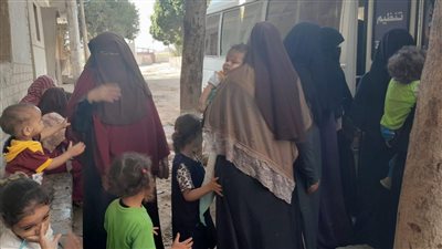تزاحم النساء على العيادة المتنقلة بقرية باويط فى أسيوط