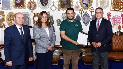 هيئة الاستثمار تسلم عقود تشغيل ورش مدينة دمياط للأثاث