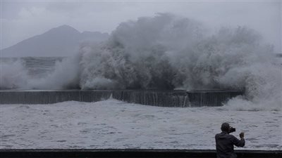 بعد وصول إعصار هايكوي للبر الرئيسي بالصين.. غلق مدارس وانقلاب سيارات وانقطاع كهرباء