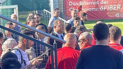 سفير مصر والقنصل العام  بالنمسا يصلان لملعب جراتس لتشجيع النادي الأهلي