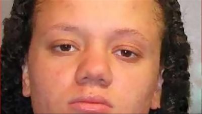 شابة تطعن جدها.. والسبب 