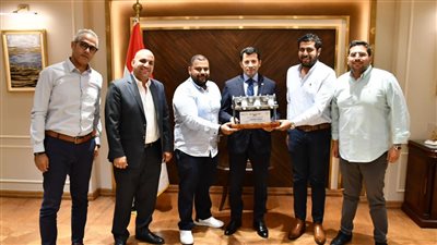 أشرف صبحي يكرم منظمي بطولة مصر الدولية لرياضة المحركات بالعلمين