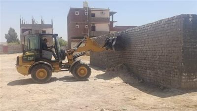 إزالة حالتي تعد على الأراضي بقريتي الأشراف والقناوية بقنا 
