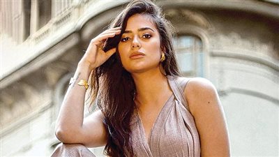 ثراء جبيل تستعرض الوشم بفستان مكشوف (صور)