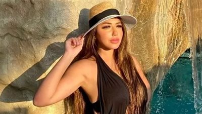 باربي العرب.. سارة سلامة تستعرض ساحرة بالفوشيا اللامع