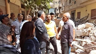 النيابة الإدارية تعاين العقار المنهار بحدائق القبة