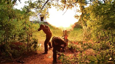 النار تلتهم منزلًا في دونيتسك بعد قصف أوكراني بالذخائر العنقودية