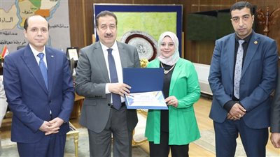  محافظ المنوفية يسلم شهادات 