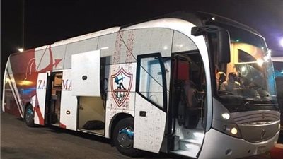 وصول حافلة الزمالك إلى استاد السكة الحديد 