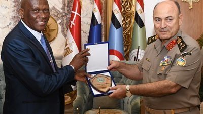 رئيس الأركان يناقش تطوير آفاق التعاون العسكري مع نائب وزير الدفاع السيراليوني 