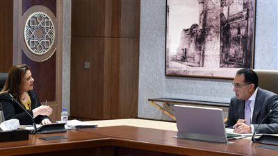 رئيس الوزراء يتابع مع وزيرة الهجرة عدداً من التيسيرات والمُحفزات للمصريين بالخارج