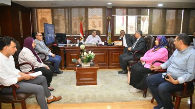 محافظ الغربية يناقش مشروعات الرصف والتطوير بالمدن
