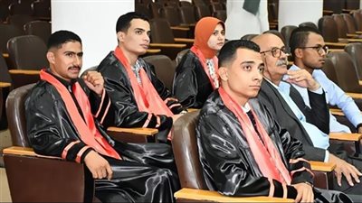 رئيس جامعة القناة يشهد حفل تخريج الدفعة الاولي لدبلومة العيادات النباتية 