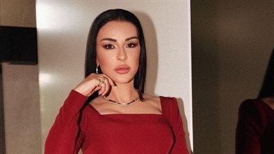 ماغي بو غصن تشبه الفراشة بالأحمر الصارخ