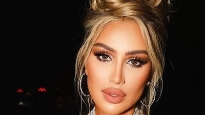 بمايوه جرئ.. مايا دياب تستجم بالهواء العليل أمام حمام السباحة