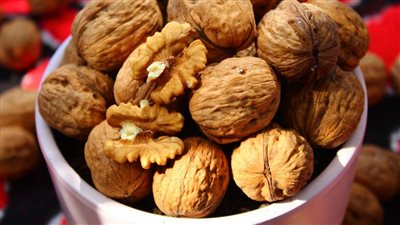 هل يساعد تناول الجوز على مكافحة السمنة؟ 