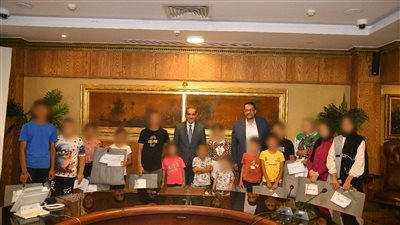 محافظ الغربية يسدد مصروفات ويوفر المستلزمات الدراسية لغير القادرين 