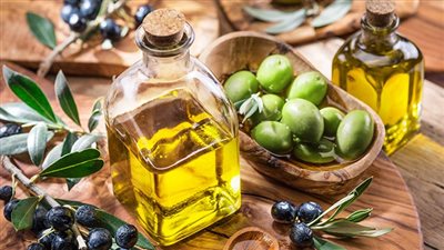 زيت الزيتون يساعد على منع تلف الخلايا.. طبيب تغذية يوضح التفاصيل 