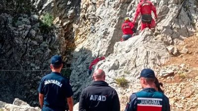 مساعي لإنقاذ سائح عالق في كهف بعمق ألف متر 