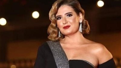 بإكسسوار سلسلة الظهر.. هنا شيحة تخطف الأنظار في أحدث ظهور 