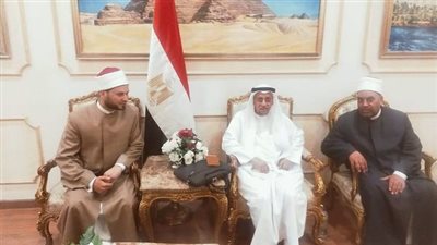 وصول مفتي دبي للقاهرة للمشاركة بمؤتمر الفضاء الإلكتروني والذكاء الاصطناعي