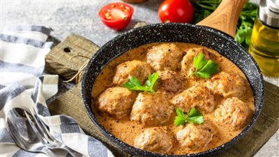 جددي سفرتك وحضري كرات الدجاج بالكريمة والجبن