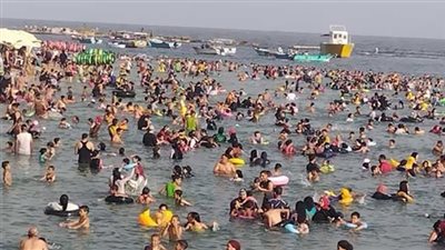 هروب المواطنين من الحر لشواطئ الإسكندرية يرفع نسبة الإقبال 100%