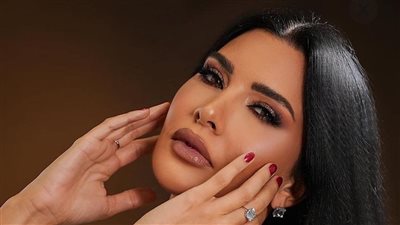 لاميتا فرنجية بالمجسم المثير والكعب السيور