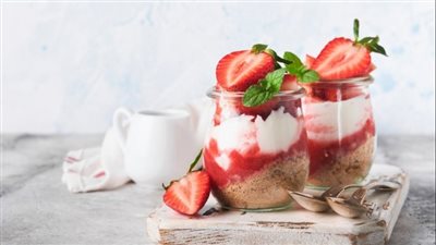 يمدك بالنشاط.. طريقة عمل زبادي بالفراولة والبسكويت