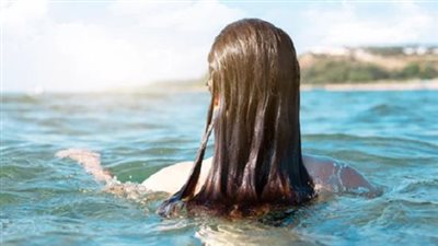 5 نصائح لحماية الشعر من أضرار مياه البحر في المصيف
