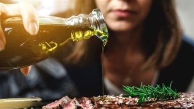 فوائد تناول زيت الزيتون على الطعام