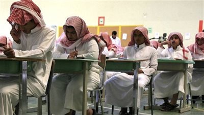 قرار سعودي بحبس ولي الأمر حال غياب الابن من المدرسة.. اعرف الحقيقة