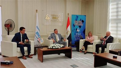 رئيس مجلس أمناء جامعة بنها الأهلية يُكرِّم أعضاء لجنة تسيير الأعمال