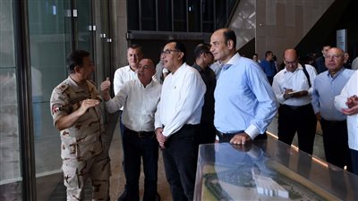 رئيس الوزراء يتفقد سير العمل في المتحف المصري الكبير